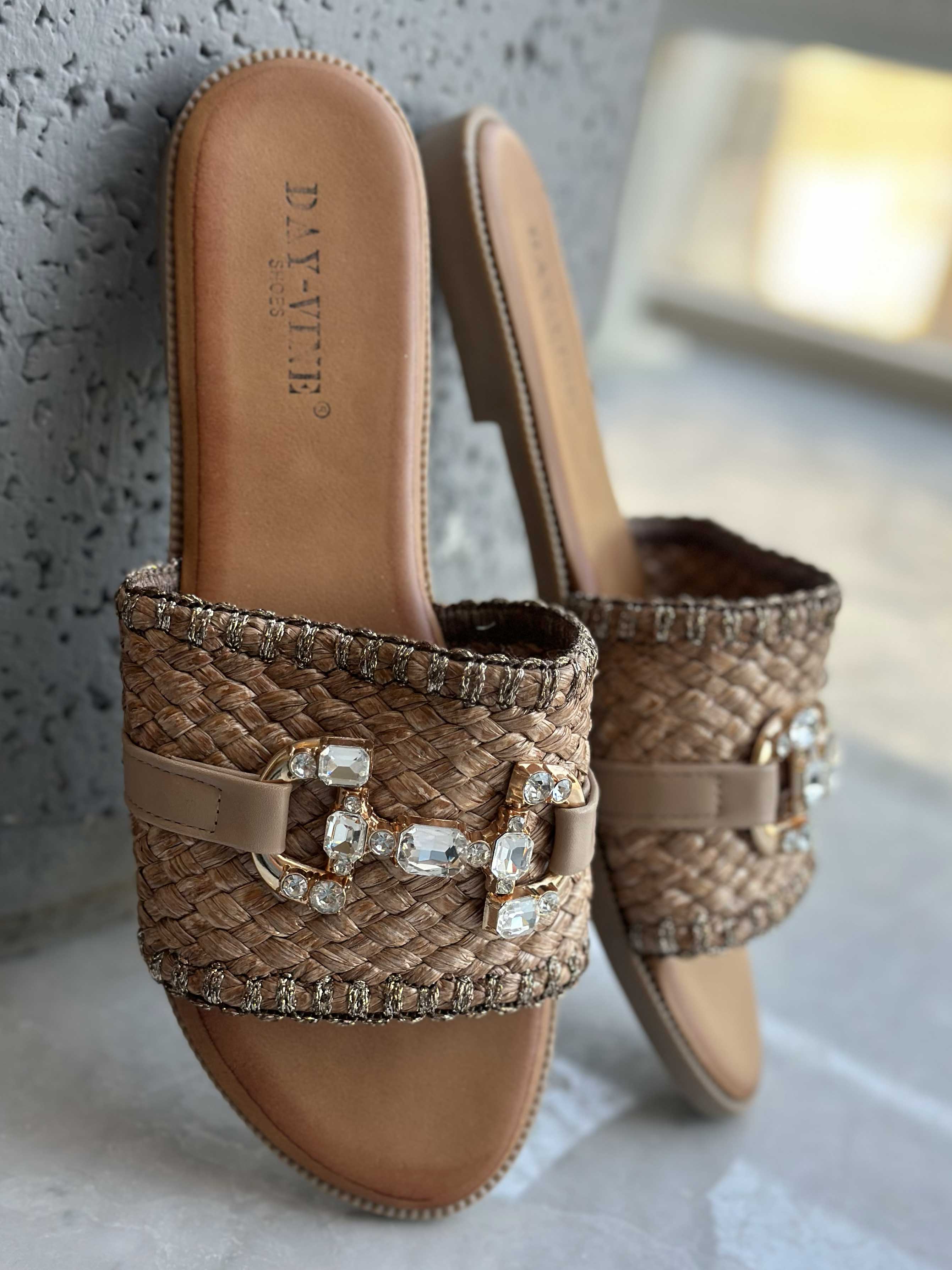 Vicki - Söta sandaler med korgflätning och spänne i similisten